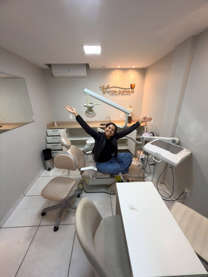 Dra. Victoria Quintanilha trabalhando com delicadeza e atenção